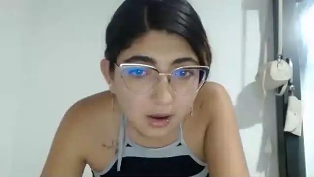Snapshot of esteni chatting on March 2025 01:54:01 AM esteni online show from March 2025 01:54:01 AM