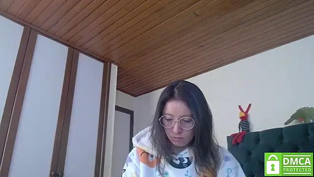 Snapshot of Sophi_Cute chatting on December 2024 12:17:01 PM Sophi Cute online show from December 2024 12:17:01 PM
