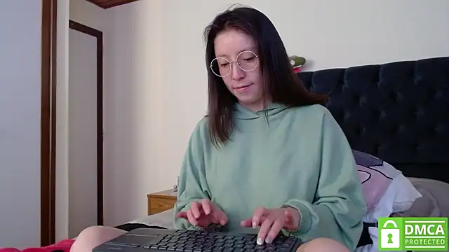 Snapshot of Sophi_Cute chatting on December 2024 12:49:01 PM Sophi Cute online show from December 2024 12:49:01 PM