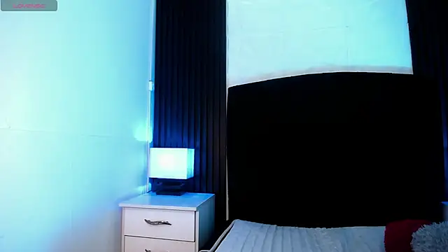 Snapshot of alicia_moom chatting on October 2025 07:56:02 PM alicia moom online show from October 2025 07:56:02 PM