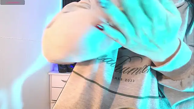 Snapshot of alicia_moom chatting on November 2025 05:58:02 PM alicia moom online show from November 2025 05:58:02 PM