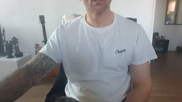 jouet75 online show from April 2026 06:25:02 AM