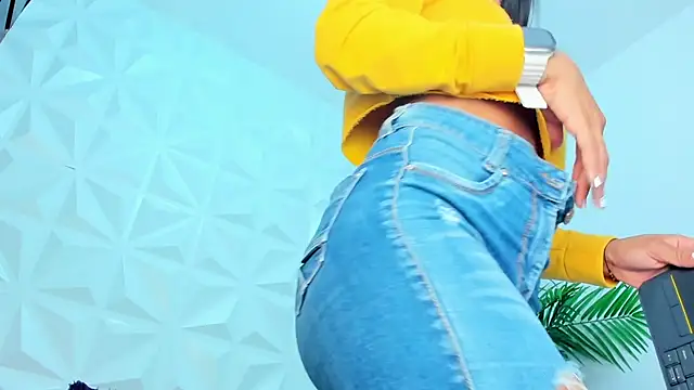 Snapshot of Hellen_Sky chatting on January 2025 07:04:01 PM Hellen Sky online show from January 2025 07:04:01 PM