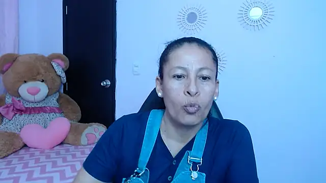 Snapshot of mature_martina chatting on January 2025 10:33:01 PM mature martina online show from January 2025 10:33:01 PM