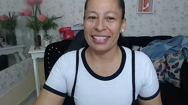 Snapshot of mature_martina chatting on March 2025 12:06:02 PM mature martina online show from March 2025 12:06:02 PM