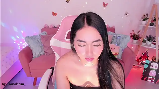 Snapshot of Zara_uwu_ chatting on October 2025 11:44:02 AM Zara uwu online show from October 2025 11:44:02 AM