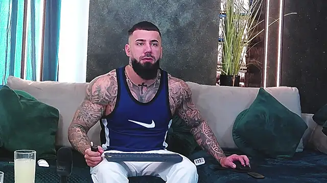 Snapshot of masterkingofmusclee chatting on January 2025 08:46:02 AM masterkingofmusclee online show from January 2025 08:46:02 AM