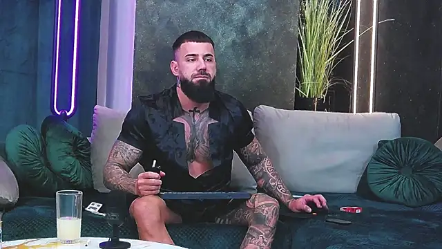 Snapshot of masterkingofmusclee chatting on January 2025 07:17:01 PM masterkingofmusclee online show from January 2025 07:17:01 PM