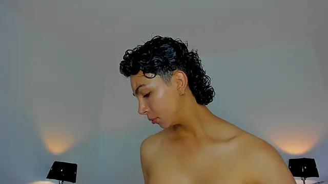 xhenisa  online show from November 2025 09:05:02 PM