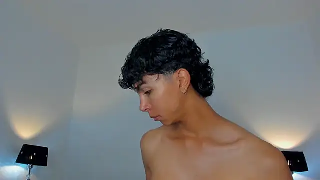 Snapshot of xhenisa_ chatting on July 2026 02:38:01 AM xhenisa online show from July 2026 02:38:01 AM