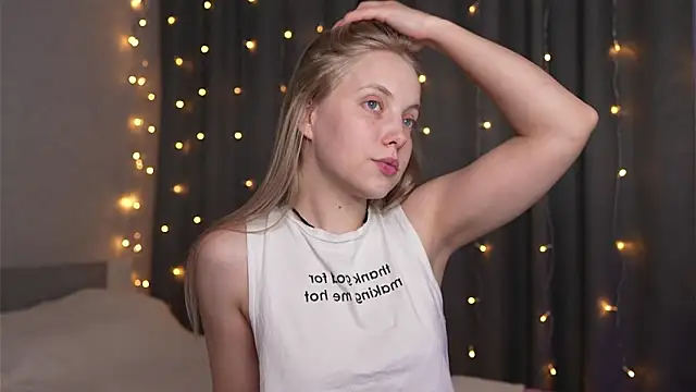 Snapshot of _Appr0ved_ chatting on September 2025 05:28:01 PM Appr0ved online show from September 2025 05:28:01 PM