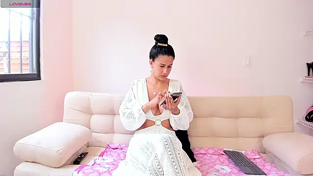 Alaia Ferrer  online show from March 2025 06:30:01 PM