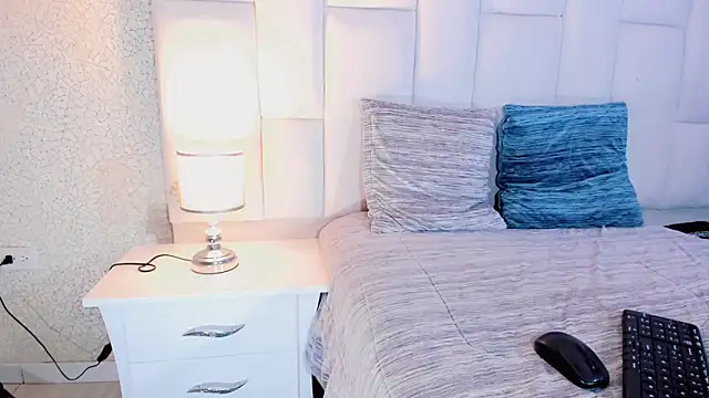 andrea alvarz online show from December 2025 04:50:01 AM