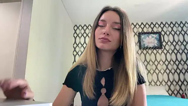 Snapshot of SirenaBelle chatting on February 2025 04:25:02 AM SirenaBelle online show from February 2025 04:25:02 AM