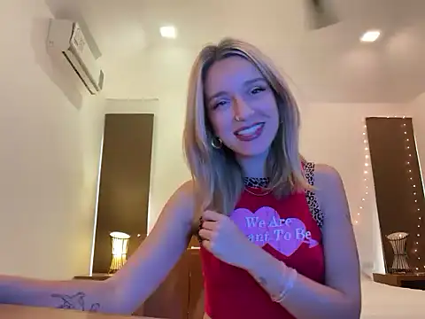 Snapshot of SirenaBelle chatting on September 2025 02:00:01 AM SirenaBelle online show from September 2025 02:00:01 AM