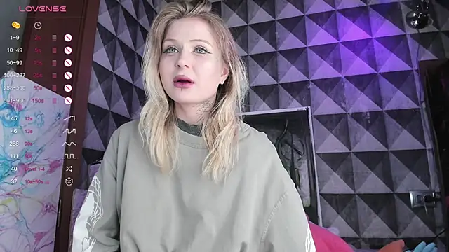 little grinch666 online show from April 2026 07:18:02 PM