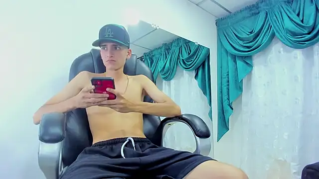 Snapshot of Ethan_Booy chatting on December 2024 11:24:01 PM Ethan Booy online show from December 2024 11:24:01 PM