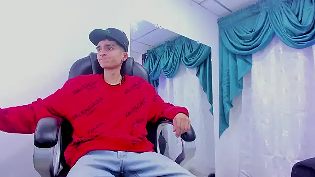 Snapshot of Ethan_Booy chatting on December 2024 10:45:01 PM Ethan Booy online show from December 2024 10:45:01 PM