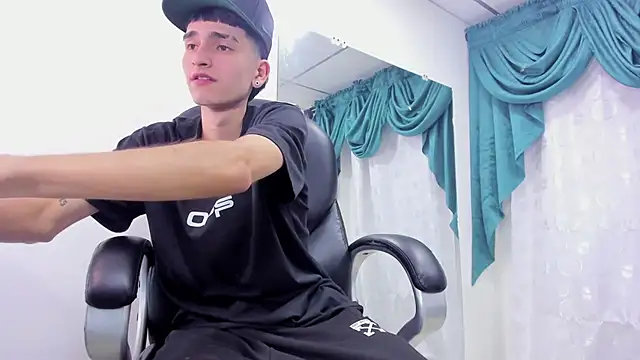 Snapshot of Ethan_Booy chatting on December 2024 10:55:02 PM Ethan Booy online show from December 2024 10:55:02 PM
