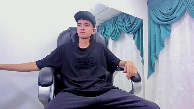 Snapshot of Ethan_Booy chatting on January 2025 08:54:02 PM Ethan Booy online show from January 2025 08:54:02 PM