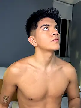 santiago 01 online show from September 2025 01:09:01 AM