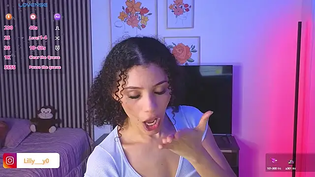 Snapshot of LillyDolls23 chatting on February 2025 01:40:02 PM LillyDolls23 online show from February 2025 01:40:02 PM