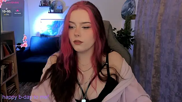 Snapshot of CoralineKeyns chatting on May 2026 05:25:01 AM CoralineKeyns online show from May 2026 05:25:01 AM