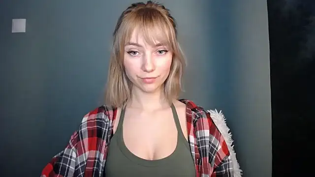 LuciaYoung online show from February 2026 08:06:01 PM