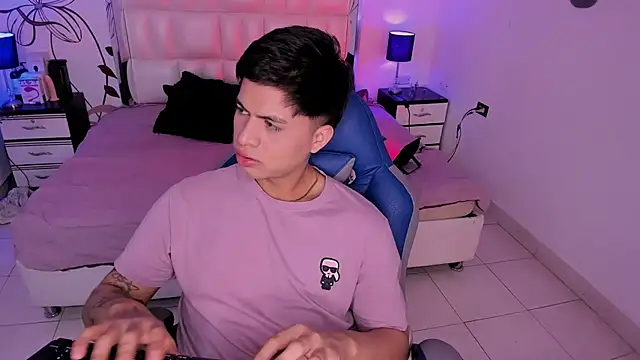 Niicky1  online show from December 2024 09:06:01 PM