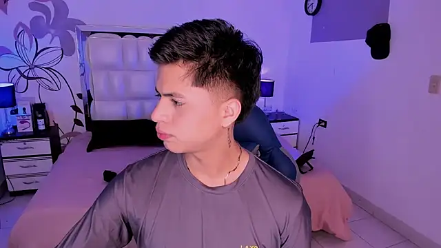 Niicky1  online show from December 2024 08:48:01 PM