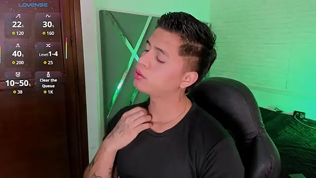 Niicky1  online show from December 2025 09:00:02 PM