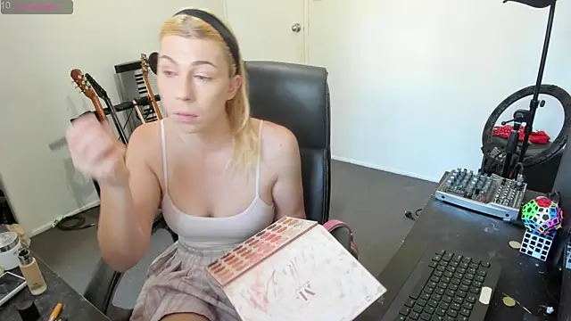 Ts-lucy-lux online show from October 2025 09:34:02 PM