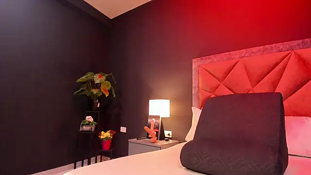 Snapshot of mia_milff chatting on October 2025 06:18:02 PM mia milff online show from October 2025 06:18:02 PM