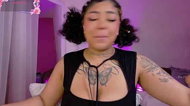 foxxy-lov3 online show from February 2026 12:05:02 PM