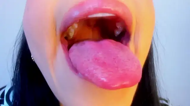 dominique21  online show from October 2025 11:38:02 PM