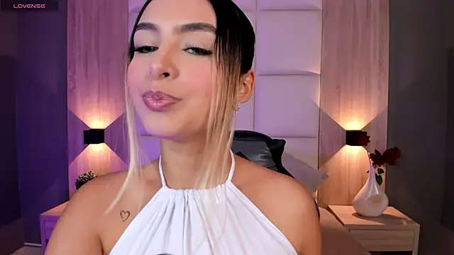 Snapshot of bella1207 chatting on September 2025 08:03:01 PM bella1207 online show from September 2025 08:03:01 PM