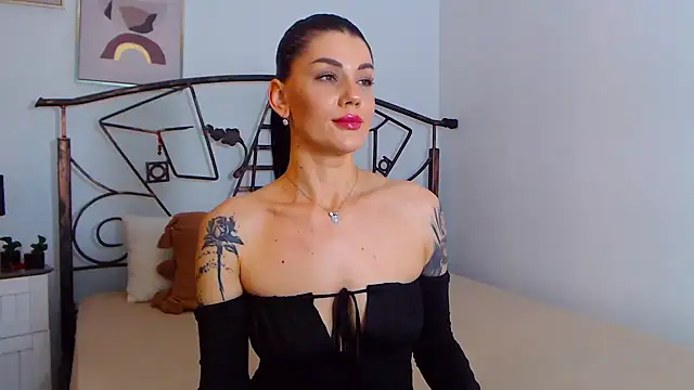 Snapshot of YvonneEverlee chatting on December 2024 11:34:02 PM YvonneEverlee online show from December 2024 11:34:02 PM