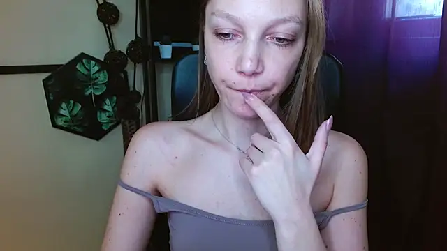 EmillyPlay online show from April 2026 01:47:02 PM