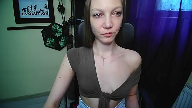 Snapshot of EmillyPlay chatting on May 2026 12:44:01 PM EmillyPlay online show from May 2026 12:44:01 PM