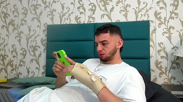 Snapshot of Michael_magno chatting on December 2024 01:55:02 PM Michael magno online show from December 2024 01:55:02 PM