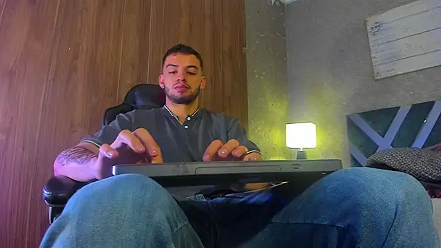 Snapshot of Michael_magno chatting on December 2024 04:40:02 PM Michael magno online show from December 2024 04:40:02 PM