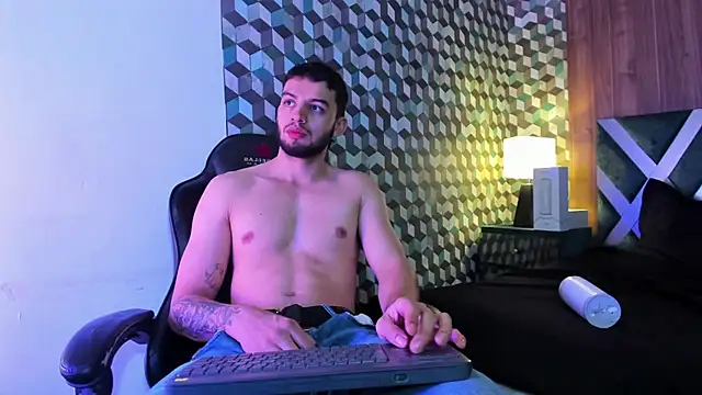 Snapshot of Michael_magno chatting on January 2025 02:12:02 PM Michael magno online show from January 2025 02:12:02 PM