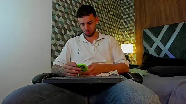 Snapshot of Michael_magno chatting on March 2025 08:07:02 PM Michael magno online show from March 2025 08:07:02 PM