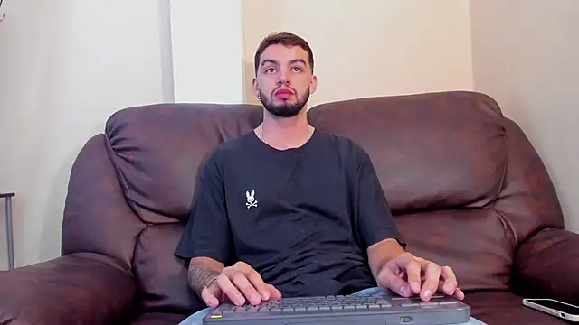 Snapshot of Michael_magno chatting on October 2025 12:54:02 AM Michael magno online show from October 2025 12:54:02 AM