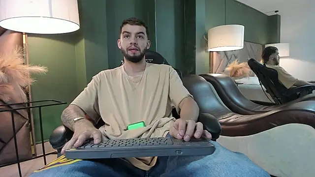 Snapshot of Michael_magno chatting on October 2025 06:19:02 PM Michael magno online show from October 2025 06:19:02 PM