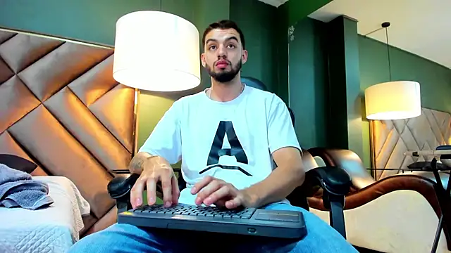 Snapshot of Michael_magno chatting on October 2025 08:43:02 PM Michael magno online show from October 2025 08:43:02 PM