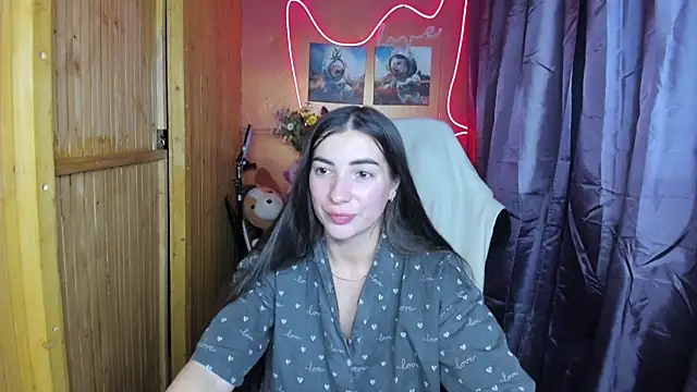 Fiery Brunette  online show from December 2024 09:00:02 PM