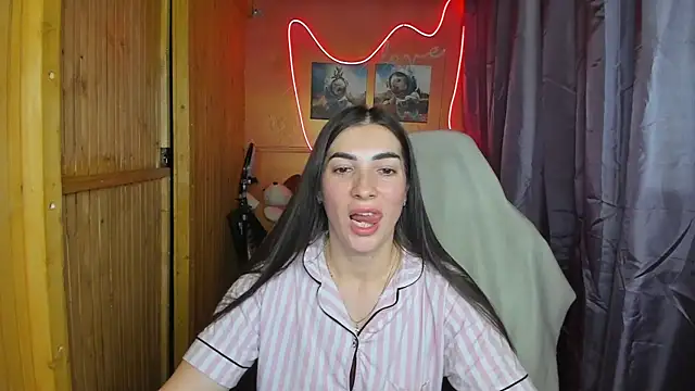 Fiery Brunette  online show from February 2025 03:27:01 PM