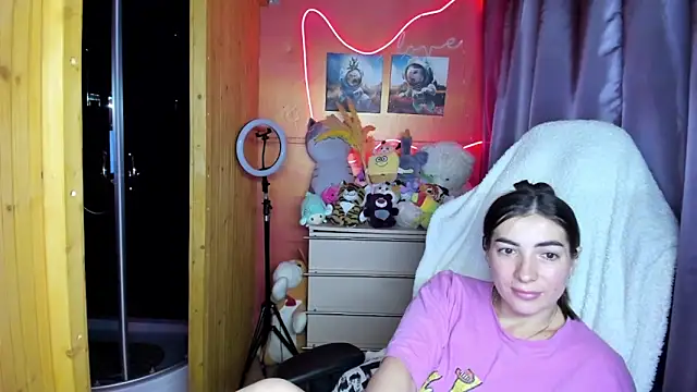 Fiery Brunette  online show from April 2026 11:10:01 AM