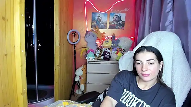 Fiery Brunette  online show from April 2026 01:26:01 PM